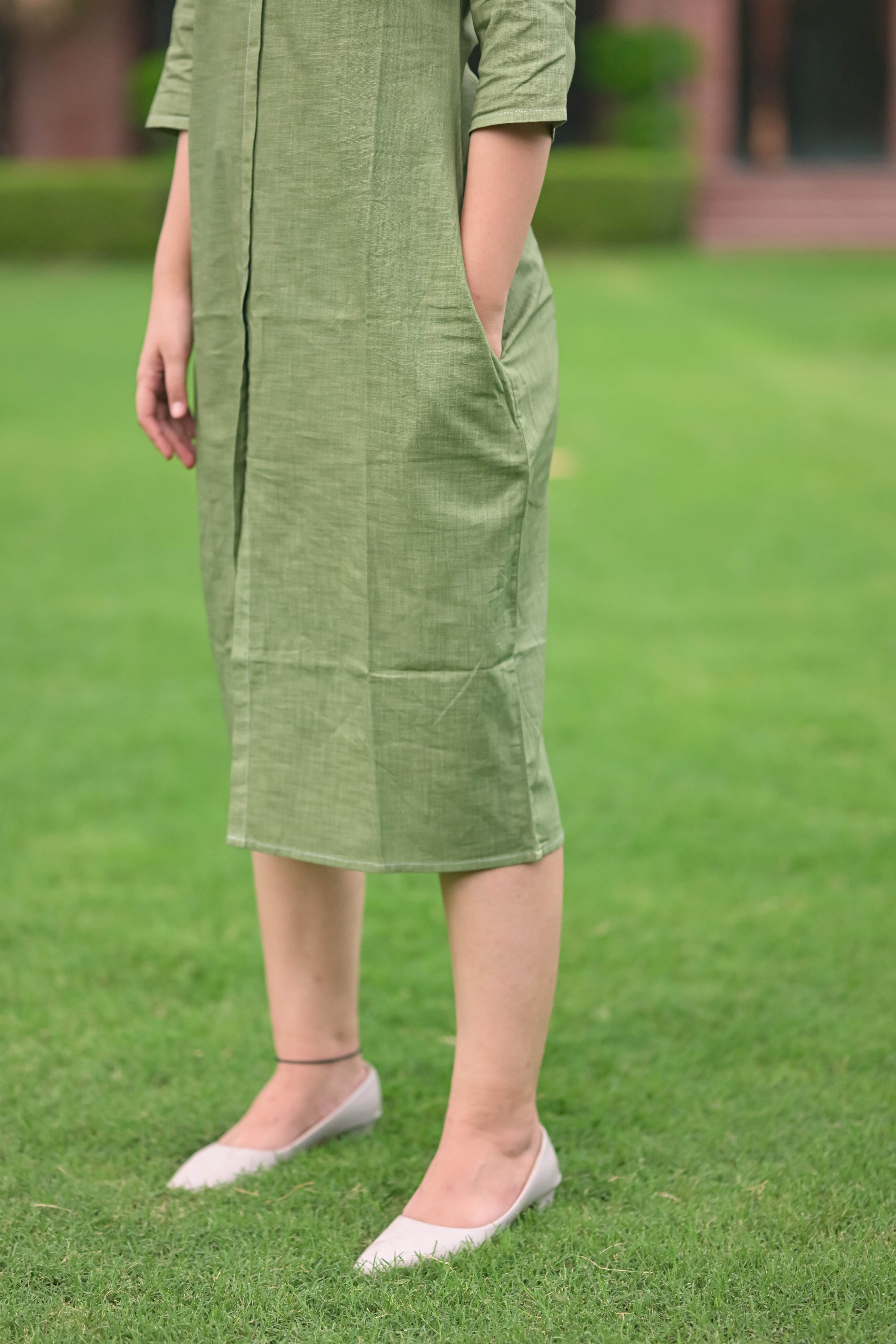 Button -down ,V-neckline ,three-quarter midi dress